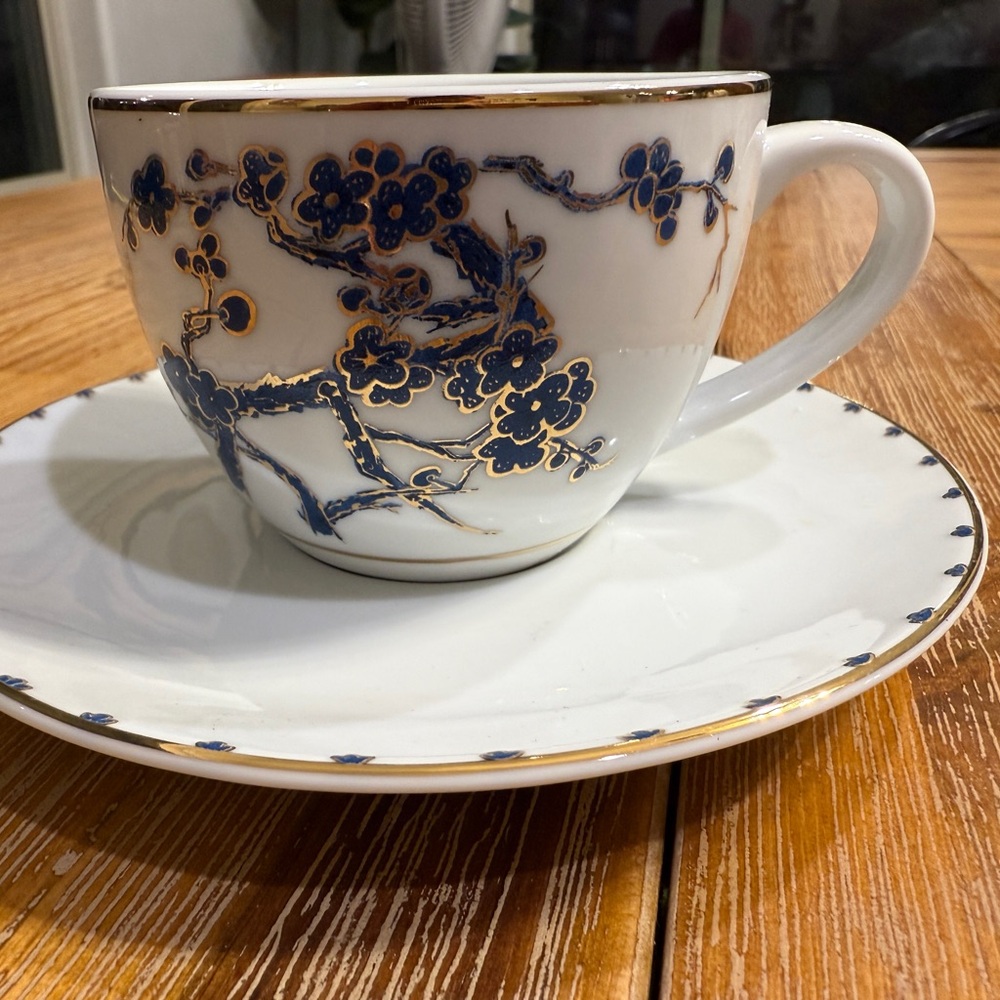 Ballard Designs Chinoiserie Ming Dinnerware Collection. 4 Teacups and Saucers